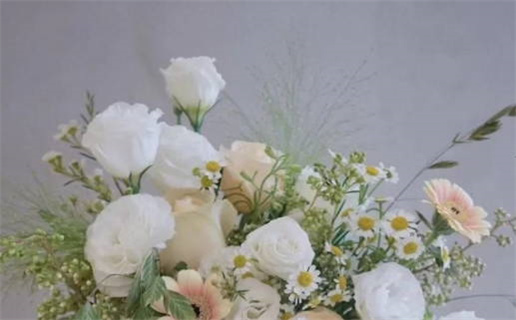 女人眼窝深陷什么命(女人上眼皮凹陷要警惕)