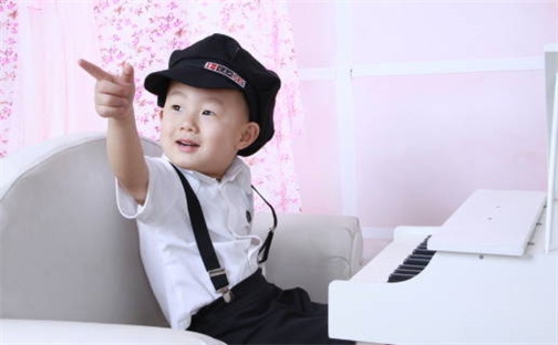 何姓男孩子取名